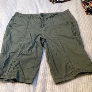 Style and Co Bermuda cargo shorts size 14